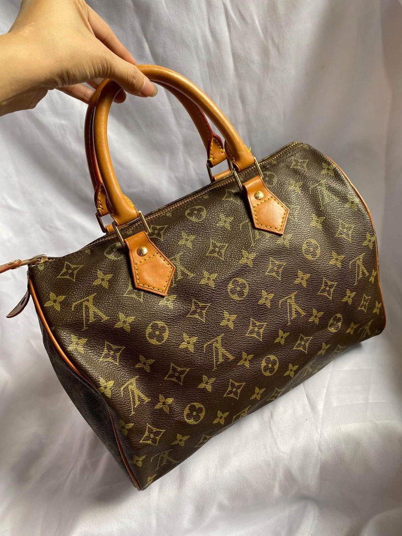 Louis Vuitton (Category: Clutches) located in Makati City. Submitted by hello02892 (Listing ID 1465114267, Image 1). Description: Vintage Coded No flaws.