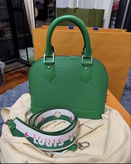 (Category: ) located in . Submitted by branded_closet01 (Listing ID 1465075141, Image 1). Description: .