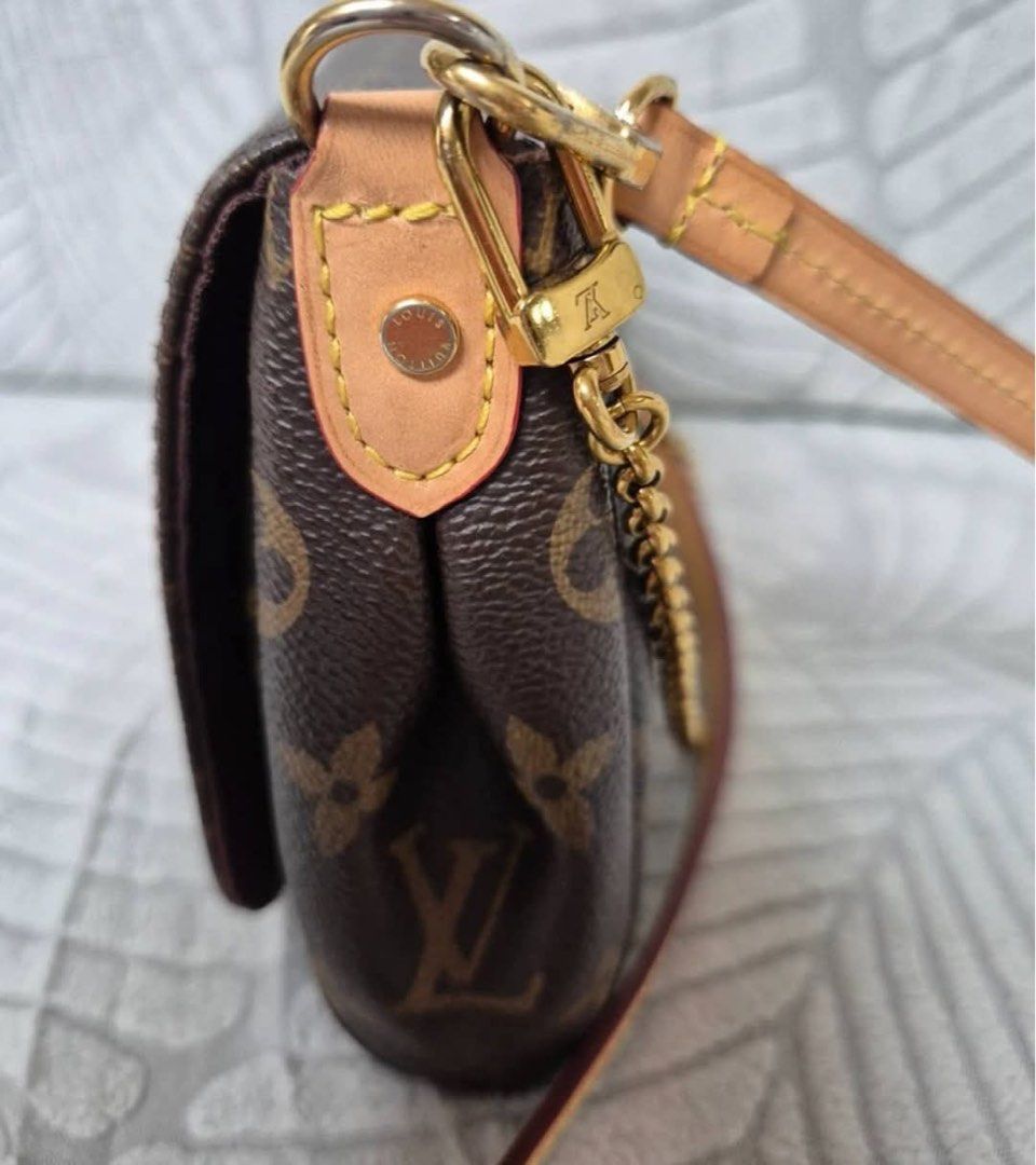 Louis Vuitton Felicie Pochette Monogram (Category: Luxury Bags & Wallets) located in Quezon City. Submitted by hellopatchi (Listing ID 1465073585, Image 2). Description: Rank A with dust bag only Minimal hairline but VGC 1 week ETA in PH still in KOREA Pre order - Authentic Louis Vuitton Monogram canvas shoulder bag - Signature gold-tone hardware with Louis Vuitton Paris engraved metal clasp - Includes both a removable gold chain strap and an adj