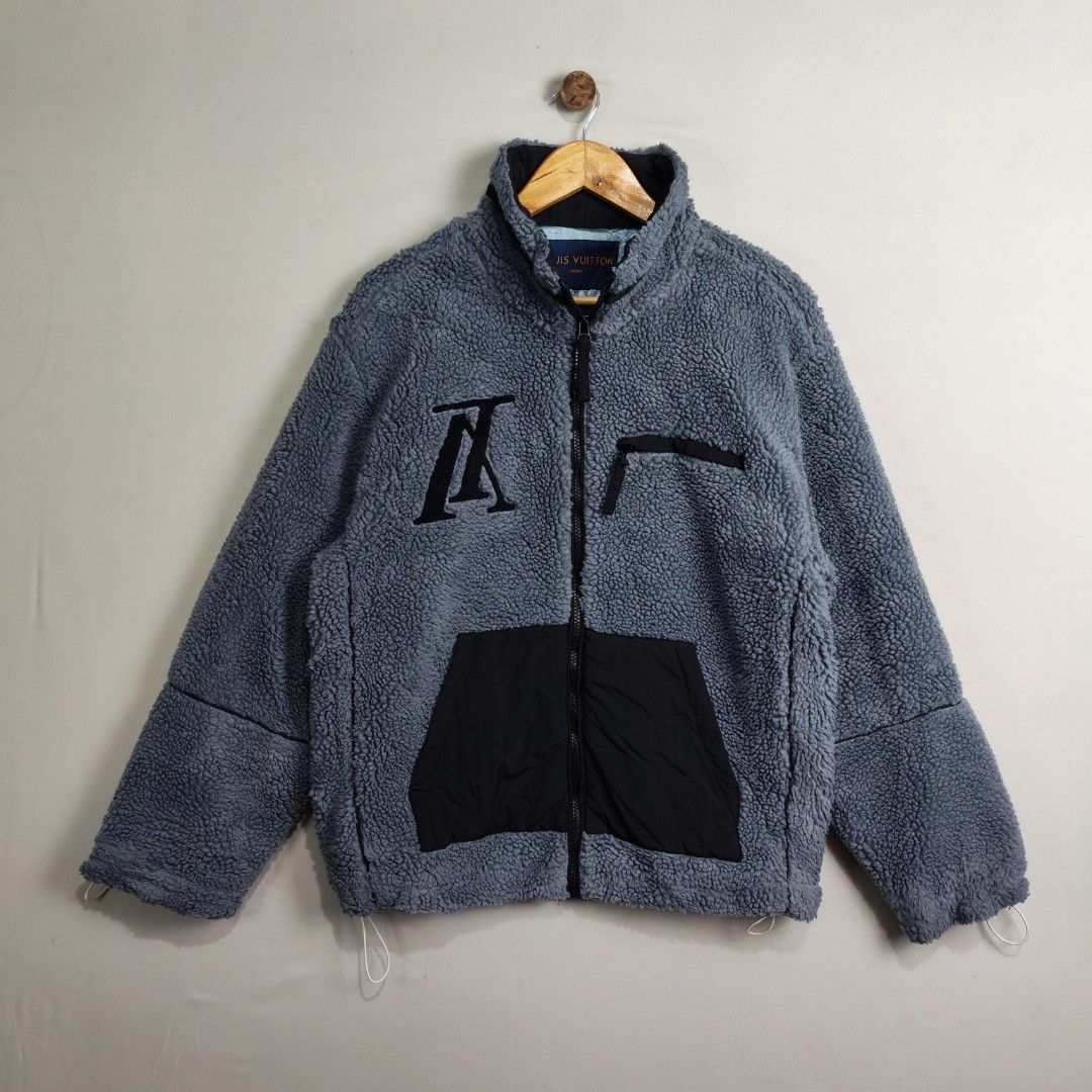 Louis Vuitton Sherpa Fleace Reverse Logo Jacket (Category: Coats, Jackets and Outerwear) located in Baguio. Submitted by luxuryph2600_eric (Listing ID 1465048863, Image 1). Description: Louis Vuitton Reverse Logo Sherpa 📌 Details⬇️⬇️⬇️ 📍Excellent Condition 📍Dimes 23*26.5 📍Color Rate 10/10 📍Size Medium 💰 PRICE 2500 FREE SHIPING 📌Loc. Baguio City Shipping Via J&T Reminder : Items are Thrifted and carefully Selected from Thrift Stores/Box/Bal