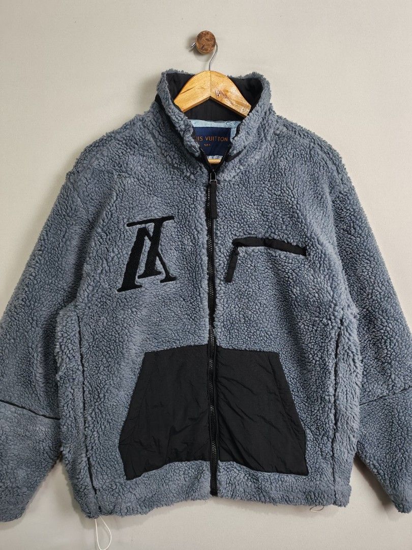 Louis Vuitton Sherpa Fleace Reverse Logo Jacket (Category: Coats, Jackets and Outerwear) located in Baguio. Submitted by luxuryph2600_eric (Listing ID 1465048863, Image 2). Description: Louis Vuitton Reverse Logo Sherpa 📌 Details⬇️⬇️⬇️ 📍Excellent Condition 📍Dimes 23*26.5 📍Color Rate 10/10 📍Size Medium 💰 PRICE 2500 FREE SHIPING 📌Loc. Baguio City Shipping Via J&T Reminder : Items are Thrifted and carefully Selected from Thrift Stores/Box/Bal