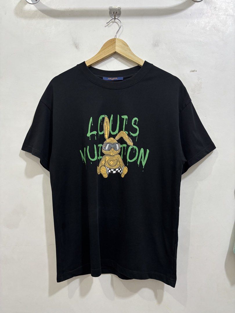 Louis Vuitton Tee (Category: Luxury Accessories) located in Taytay. Submitted by leanmark103093 (Listing ID 1465127592, Image 2). Description: L0UlS VUlTT0N Mens Rabbit Tee Small on tag W21 L26.5 Good as new No issue 📩📩📩📩.
