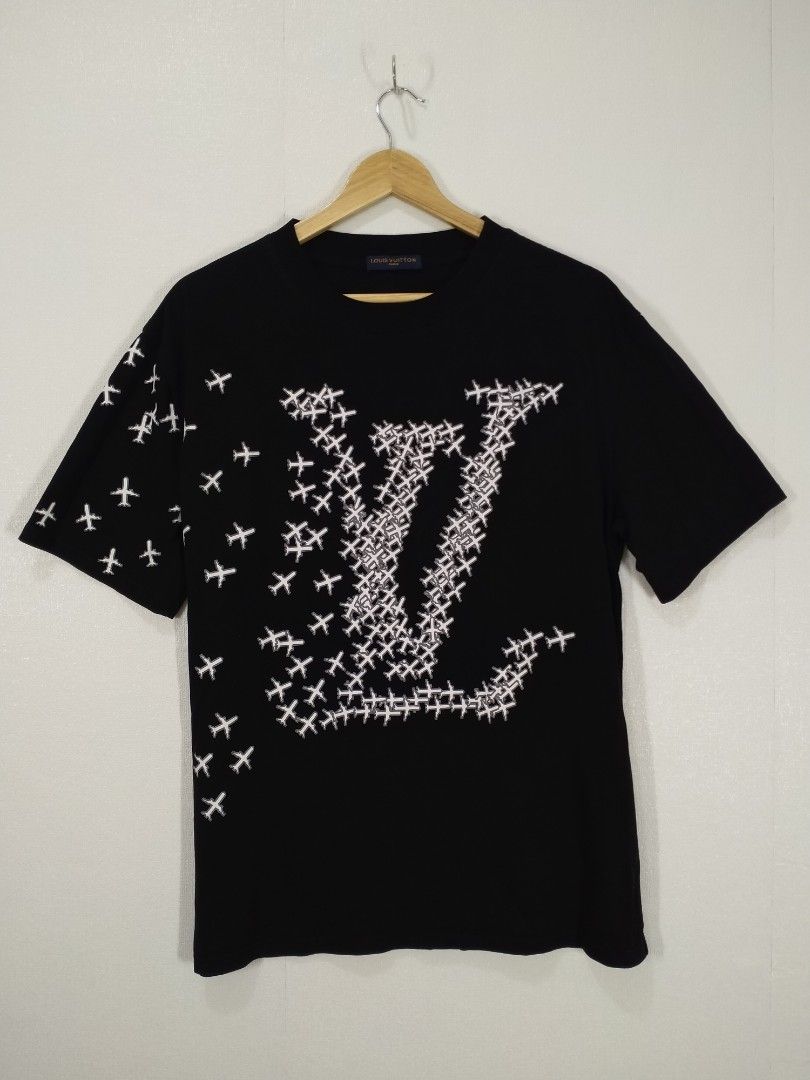 LOUIS VUITTON TEE SHIRT (Category: Luxury Apparel) located in Baguio. Submitted by dansteals (Listing ID 1465054004, Image 1). Description: 28 x 23 LARGE NO ISSUE.