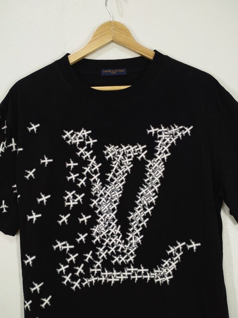 LOUIS VUITTON TEE SHIRT (Category: Luxury Apparel) located in Baguio. Submitted by dansteals (Listing ID 1465054004, Image 3). Description: 28 x 23 LARGE NO ISSUE.