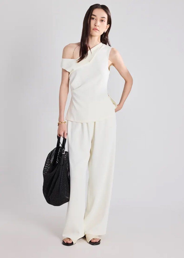 love bonito crepe asymmetrical top (Category: Blouses) located in Manila. Submitted by sclosetxx (Listing ID 1465088106, Image 2). Description: love bonito crepe origami neck top size large used 1x only very flattering and classy! helping tags: love bonito, asymmetrical top, zara, mango, uniqlo, ever new, editors market, araw the line.