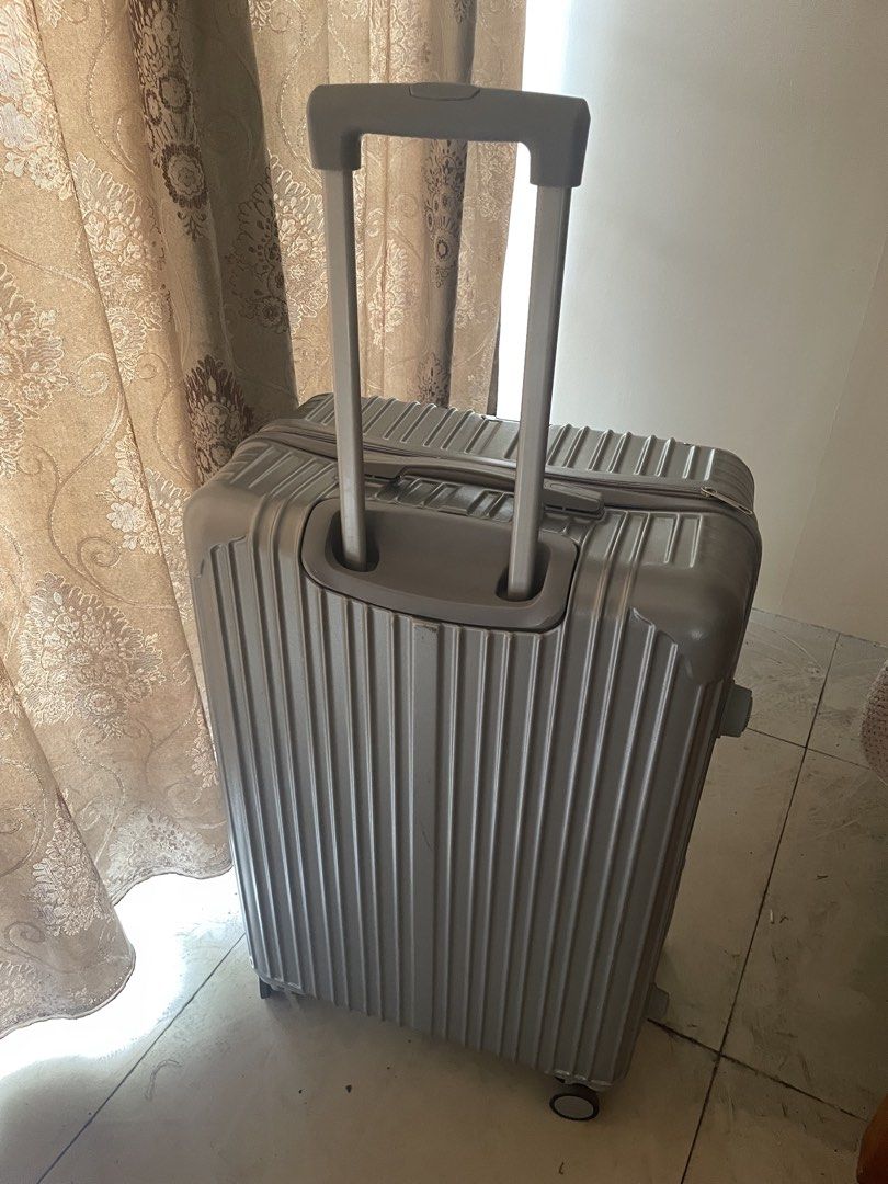 Luggage (Category: Luggage) located in Taguig. Submitted by larruh (Listing ID 1464982538, Image 3). Description: Yung sa gulong lang po issue. Kase di na siya smooth.