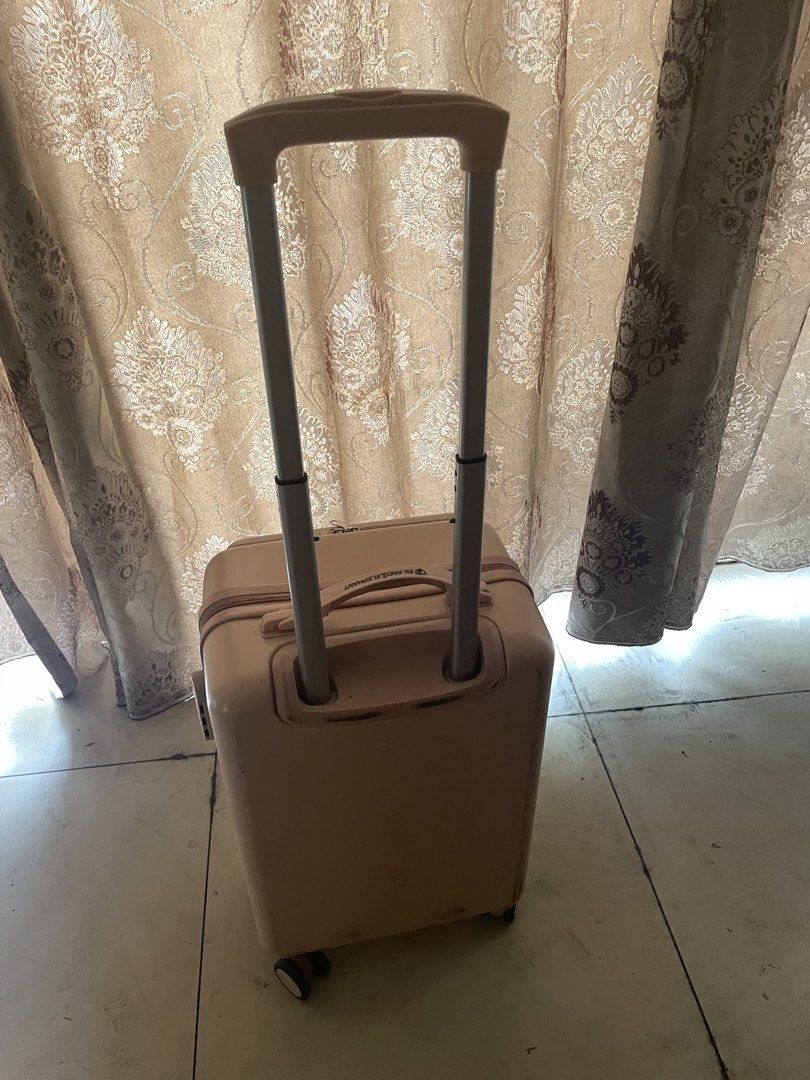 Luggage (Category: Luggage) located in Taguig. Submitted by larruh (Listing ID 1464982873, Image 3). Description: Smooth pa po yung gulong. Sa zipper lang talaga issue, pwede namang palitan.