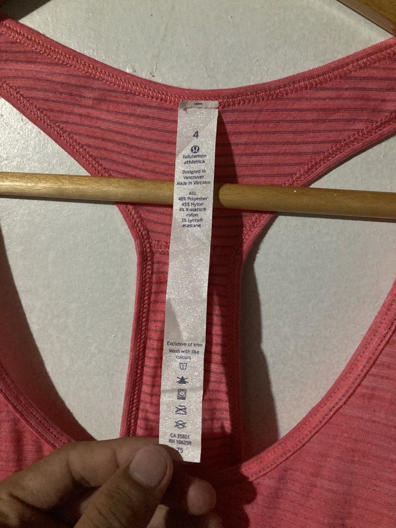 LULEMON 105 F SINGLET SANDO (Category: Activewear) located in Naga. Submitted by wwy3ips (Listing ID 1464977795, Image 3). Description: LULULEMON 105 F SINGLET SANDO SIZE 4 ON TAG 16 WIDTH 26 LENGTH EXCELLENT CONDITION BRAND NEW NO ISSUE.