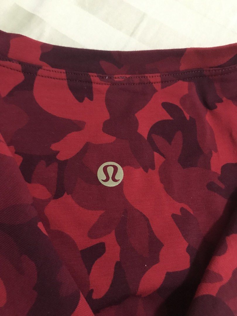 Lululemon Loose type Top (Category: Activewear) located in Manila. Submitted by freshlemon58885 (Listing ID 1464992150, Image 3). Description: Latest edition Gold Logo Dot 10 No issue 10/0 color rate Super lightweight and comfy to wear .