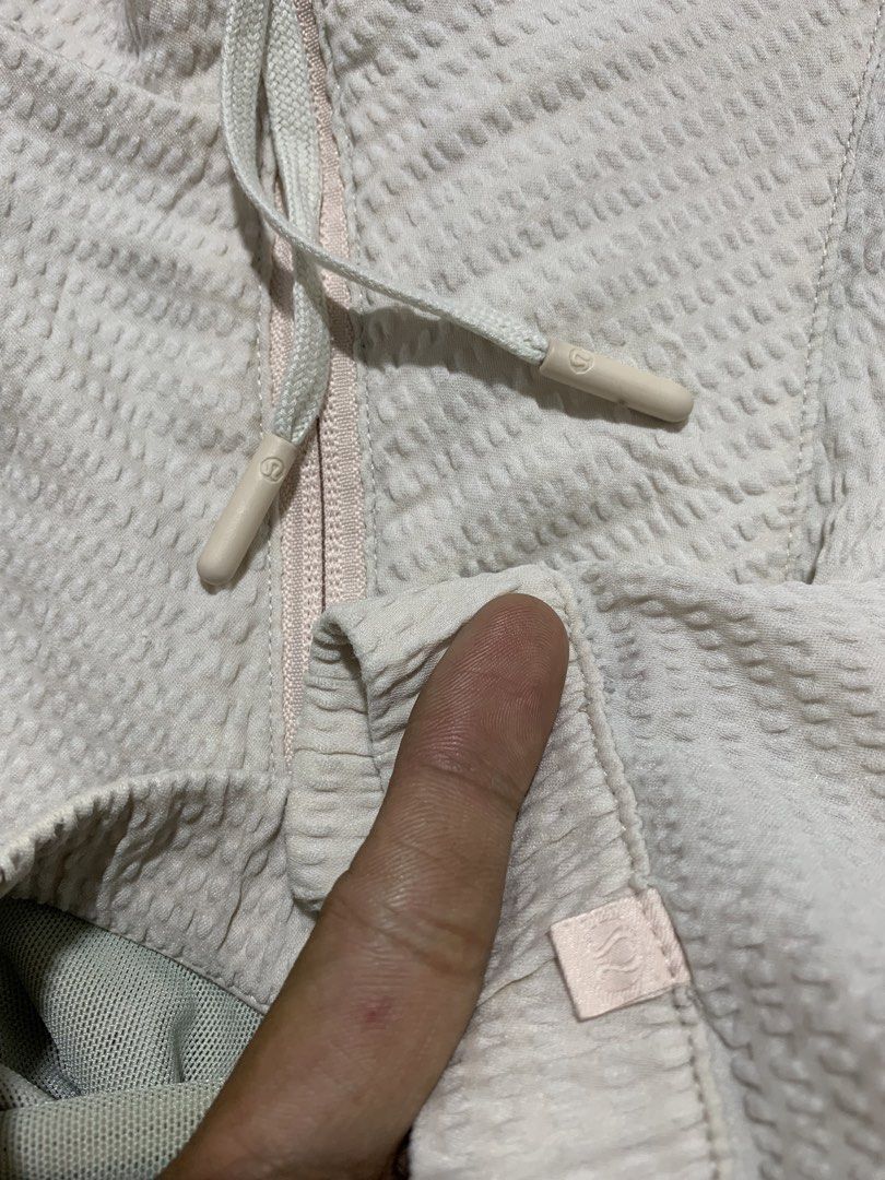Lululemon Pack Light Pullover (Category: Coats, Jackets and Outerwear) located in Mabalacat. Submitted by thrift_trap (Listing ID 1465138051, Image 3). Description: Dimes: W21 x L25 (Size: 8 on tag) Condition: Excellent Issue (s): None Color rate: 9.5/10 Complete tags🏷️ Color may vary due lighting‼️.