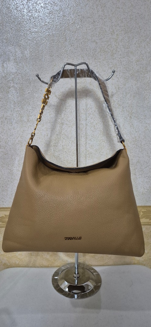 M14-1300 Degalls Soft Leather Chic Shoulder bag (Category: Shoulder Bags) located in Valenzuela. Submitted by dailyhappyfinds (Listing ID 1465137244, Image 3). Description: BRAND: Degalls -Shoulder bag -With unique shoulder strap design *Mall pullout/ factory pullout. Please manage your expectations. .