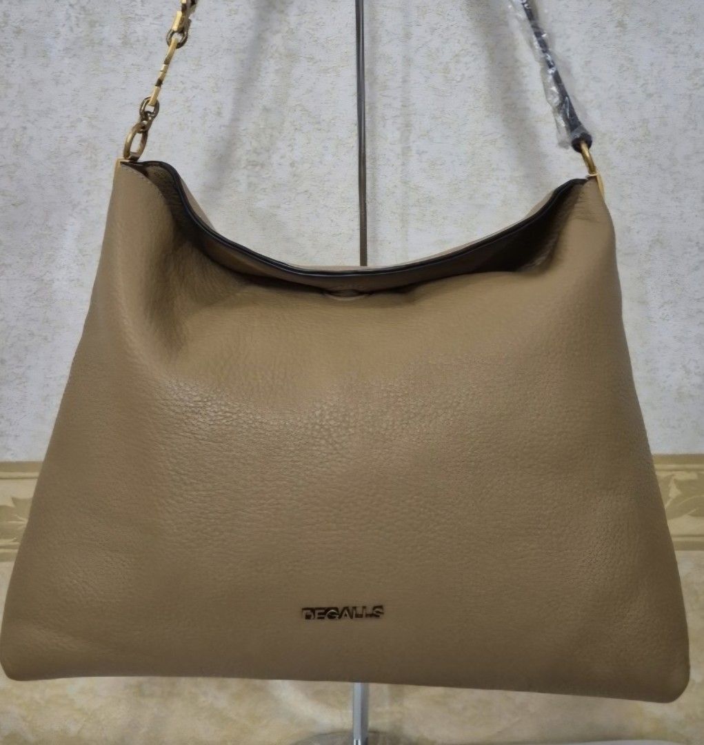M14-1300 Degalls Soft Leather Chic Shoulder bag (Category: Shoulder Bags) located in Valenzuela. Submitted by dailyhappyfinds (Listing ID 1465137244, Image 1). Description: BRAND: Degalls -Shoulder bag -With unique shoulder strap design *Mall pullout/ factory pullout. Please manage your expectations. .