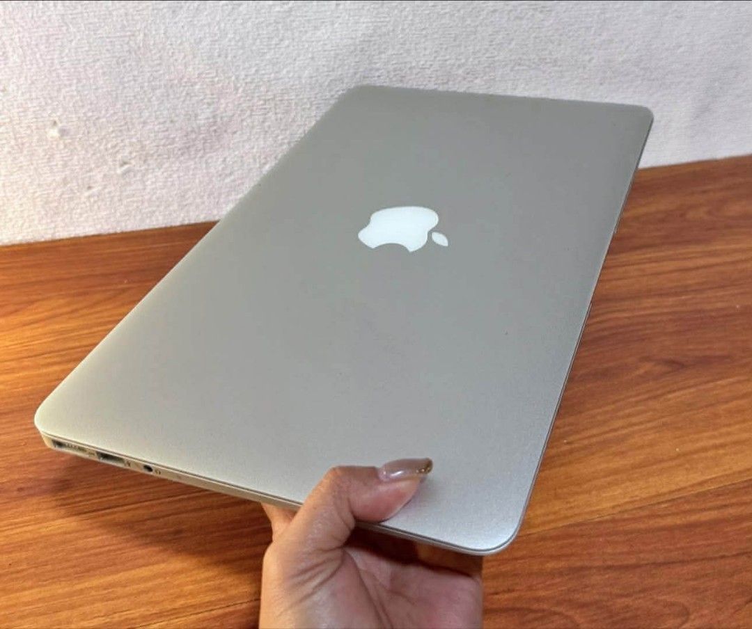 🎯MACBOOK AIR A1465 🎯 (Category: Laptops & Notebooks) located in Manila. Submitted by lonelyme_1986 (Listing ID 1464995896, Image 2). Description: ‼️RESTOCK AGAIN 13PCS ONLY ‼️ 📍SUPER SLIM /BACKLIT KEYBOARD /with LAPTOP BOX MACBOOK FOR SALE 📍 👉PRICE: 7,500 ✅WINDOWS 10 OS 🎯MACBOOK AIR A1465 🎯 CORE I5-4250U CPU @1.30GHZ (2ND GENERATION) 128GB SSD 4GB MEMORY 2.1GB INTEL HD GRAPHICS 5000 BUILT-IN CAMERA WIFI READY BLUETOOTH USB PORT THUNDER POR