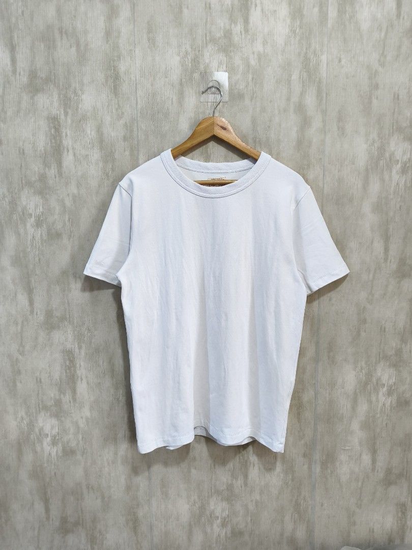 Maden Heritage White T-Shirt Size L (Category: Activewear) located in Santiago. Submitted by dc_daily_thrift (Listing ID 1464998564, Image 1). Description: - Brand: Maden Clothing - Size : L on tag - Dimensions : 20×28 - Color: White - Material: 100% heavyweight cotton - Fit: Standard fit - Details: Ribbed collar and heritage workwear neck label - Care: Machine washable.