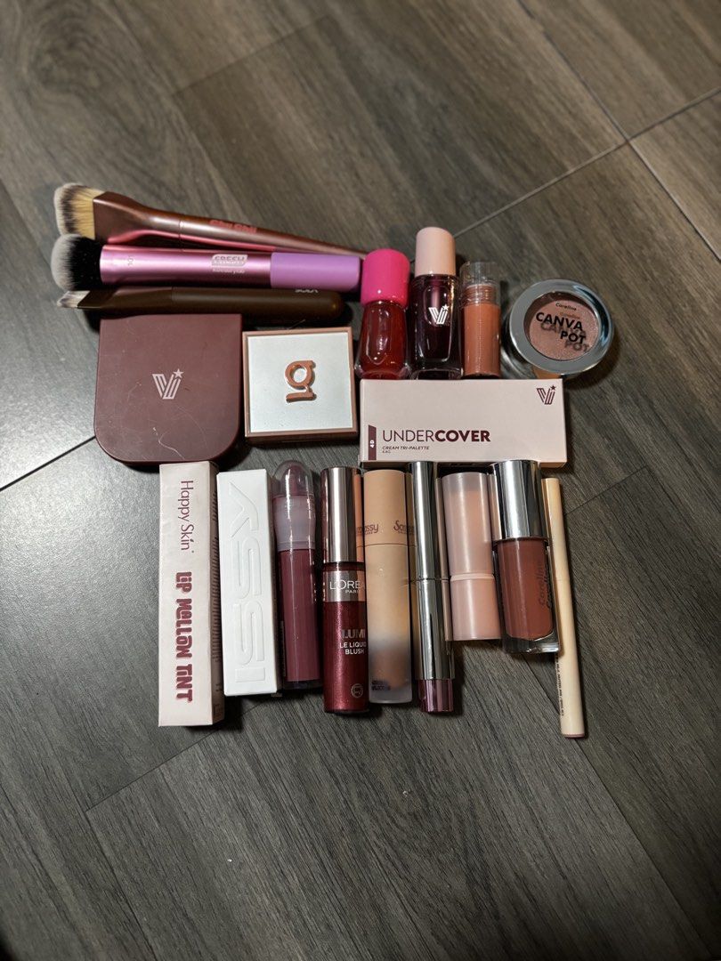 Make Up Bundle (Category: Makeup) located in Manila. Submitted by dreatantoy (Listing ID 1465108748, Image 1). Description: RUSH SALE TAKE ALL FOR Php2k .