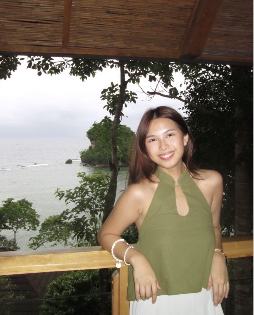 Malaya Club Reversible Linen Halter (Popup Exclusive Colourway!) (Category: Sleeveless) located in Quezon City. Submitted by lockedoutofwandererpp (Listing ID 1465036940, Image 1). Description: - Girl World Limited Popup Version! 4-in-1 reversible design: Olive Green on one side, Lilac/Light Purple on the other - Size: S/M - Condition: Worn only once; Rfs: Not bagay pala! Impulse buy 😭.