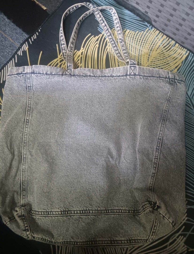 Maong tote bag H&M (Category: Tote Bags) located in Cebu City. Submitted by jamstore (Listing ID 1465053635, Image 2). Description: preloved but well loved no flaws big tote bag maong ‼️ FREE SHIPPING ‼️ ‼️ FREE SHIPPING ‼️ ‼️ FREE SHIPPING ‼️.