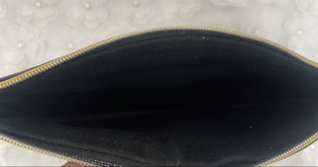 Marc Jacobs Daisy Black Floral Pouch Makeup Bag (Category: Purses & Pouches) located in Las Pinas. Submitted by qcleopatrastrove (Listing ID 1464979734, Image 3). Description: *Compact size, ideal for daily makeup essentials or travel storage Please manage your expectations. Thank you.🤎.