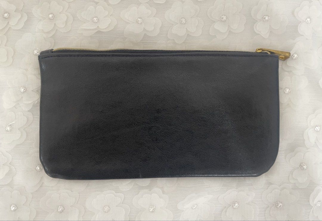 Marc Jacobs Daisy Black Floral Pouch Makeup Bag (Category: Purses & Pouches) located in Las Pinas. Submitted by qcleopatrastrove (Listing ID 1464979734, Image 2). Description: *Compact size, ideal for daily makeup essentials or travel storage Please manage your expectations. Thank you.🤎.