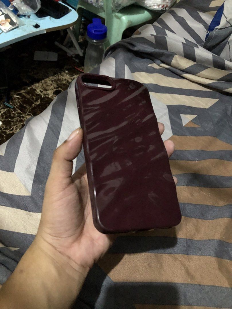 Maroon Glossy Wave Case — iPhone 7 / 8 / SE 2020 / SE 2022 (Category: Cases & Sleeves) located in San Juan, La Union. Submitted by declutteringog7 (Listing ID 1465168199, Image 1). Description: • Compatible with: iPhone 7 / 8 / SE 2020 / SE 2022 — same size & camera cutout ✅ • Color: Maroon / Burgundy — glossy finish with elegant wave texture • Material: Smooth flexible TPU — slim, lightweight, anti-slip • Condition: Brand New — no damage, comple