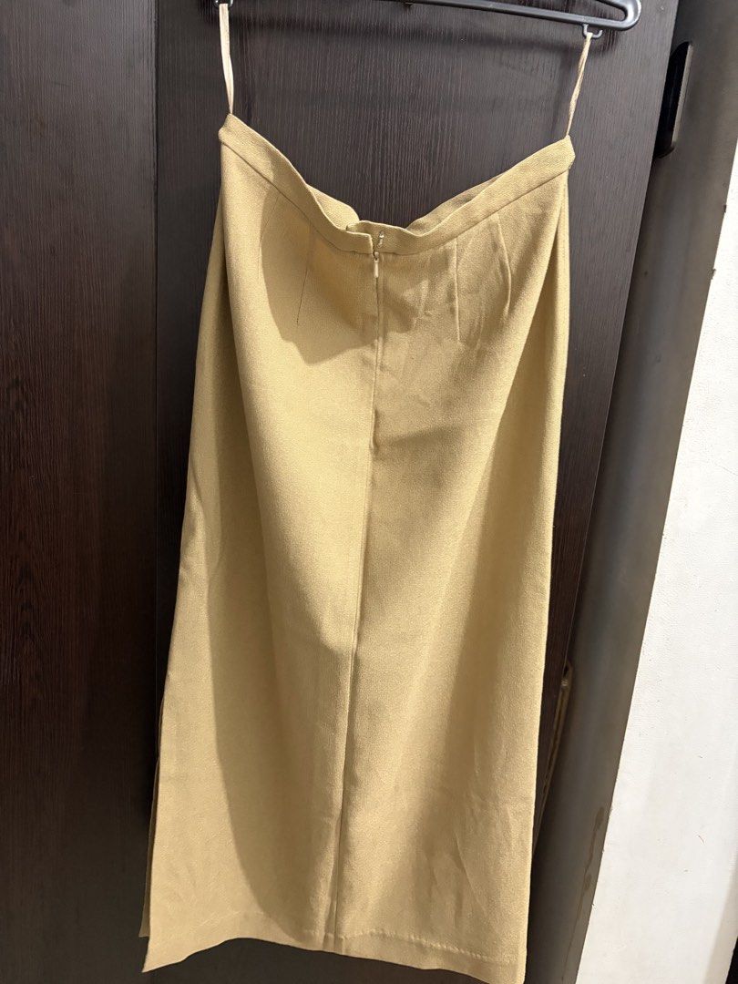 Maxi Skirt (Category: Skirts) located in Manila. Submitted by kloseta_manila (Listing ID 1465046378, Image 2). Description: Waist: 32 inches Length: 35.5 inches Made in Hongkong.