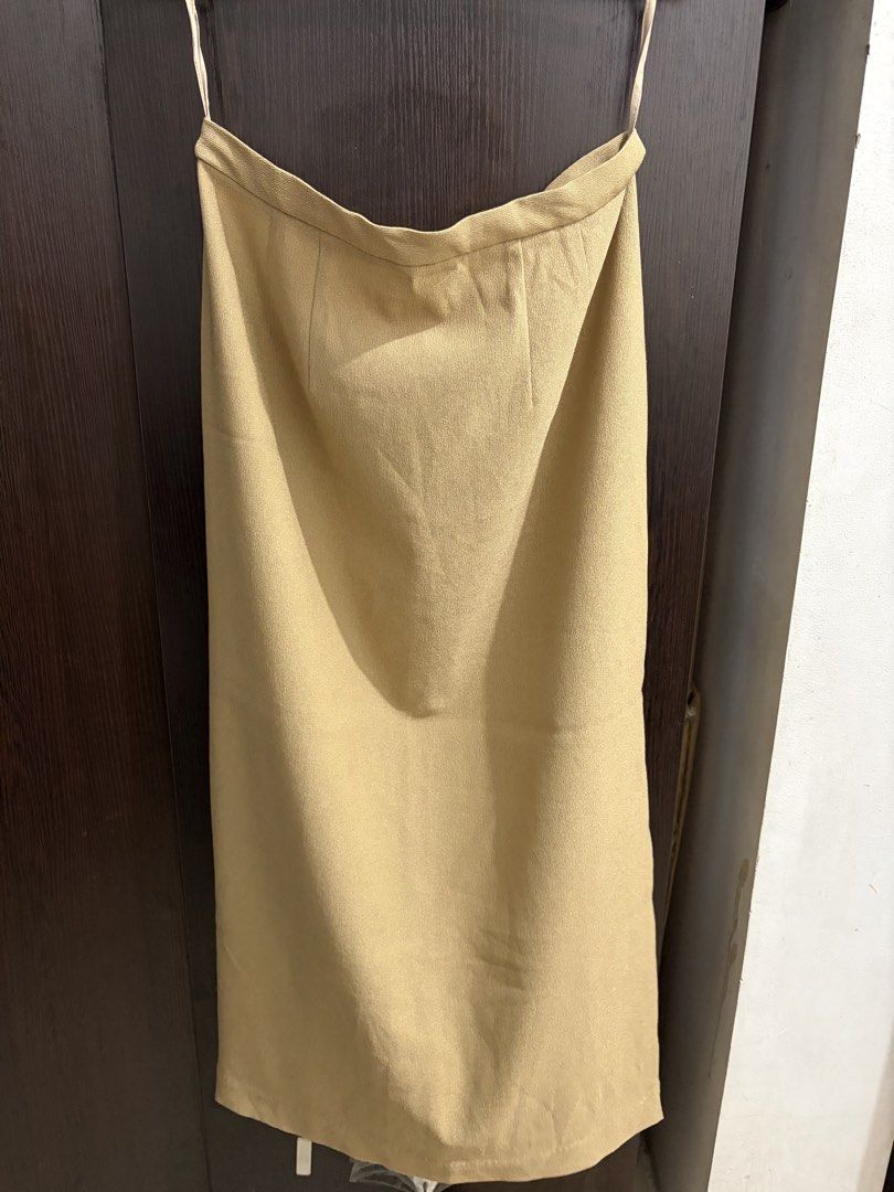 Maxi Skirt (Category: Skirts) located in Manila. Submitted by kloseta_manila (Listing ID 1465046378, Image 1). Description: Waist: 32 inches Length: 35.5 inches Made in Hongkong.