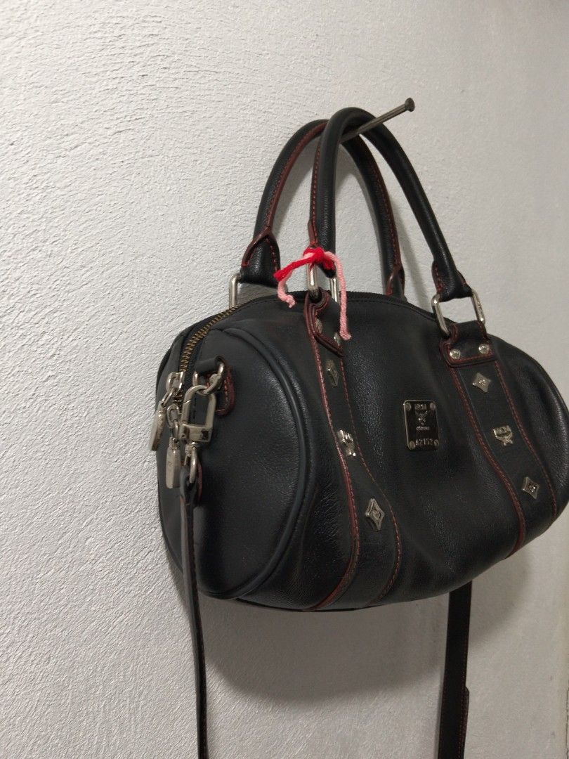 MCM Barrel Bag (Category: Cross-body Bags) located in El Salvador. Submitted by francheskaukayukay (Listing ID 1465025192, Image 3). Description: .