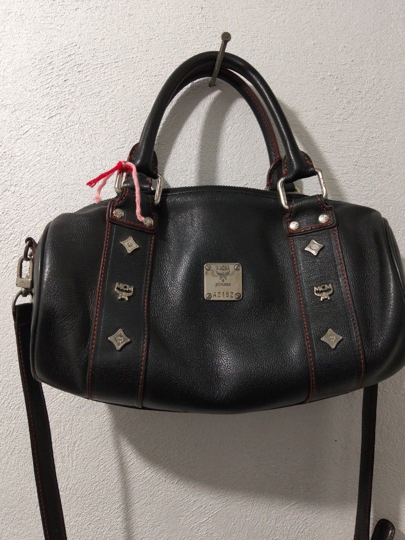 MCM Barrel Bag (Category: Cross-body Bags) located in El Salvador. Submitted by francheskaukayukay (Listing ID 1465025192, Image 2). Description: .