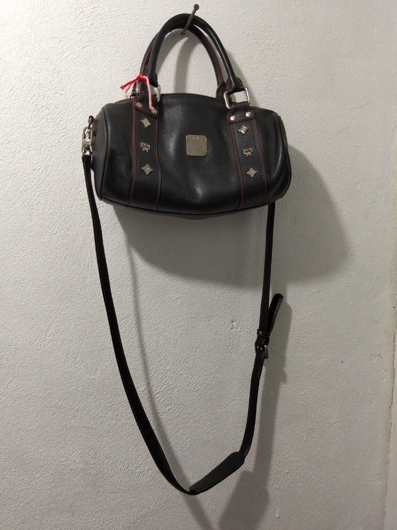MCM Barrel Bag (Category: Cross-body Bags) located in El Salvador. Submitted by francheskaukayukay (Listing ID 1465025192, Image 1). Description: .