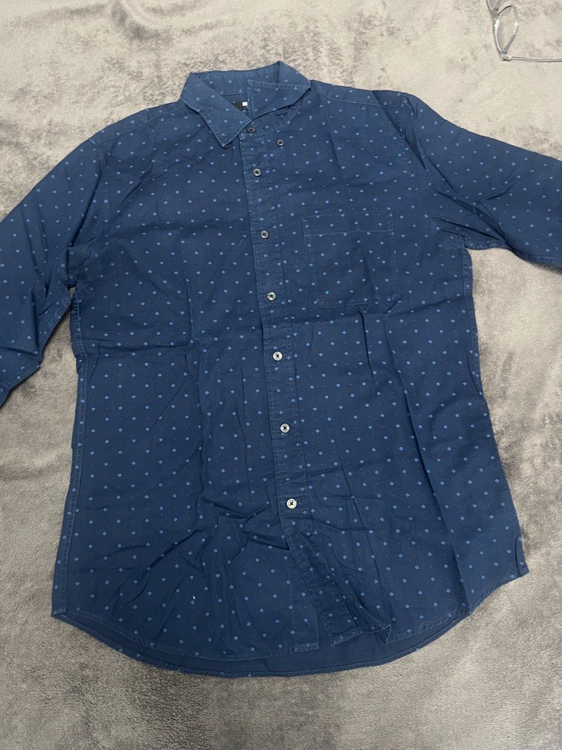 MEDIUM - Uniqlo Slimfit Blue printed longsleeves (Category: Formal Shirts) located in Paranaque City. Submitted by regina_sy (Listing ID 1465024103, Image 1). Description: MOP: GCASH J&T Express delivery (SF c/o BUYER) * Parcel Drop-off (J&T Branch) WEEKENDS only NO WW photo 📍MNL .