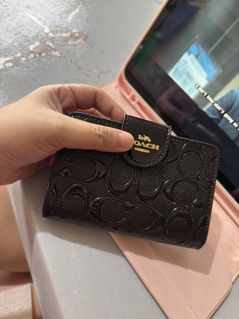 Medium wallet (Category: Wallets & Card holders) located in Bulacan. Submitted by tine.hub (Listing ID 1465001165, Image 1). Description: Brandnew.