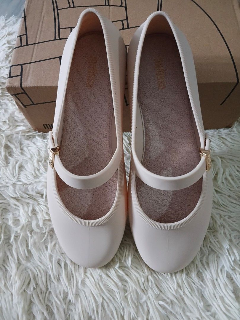 Melissa Ballet Flats (Category: Flats & Sandals) located in Paranaque City. Submitted by raenjavi (Listing ID 1465167059, Image 1). Description: Php1200 Cream.