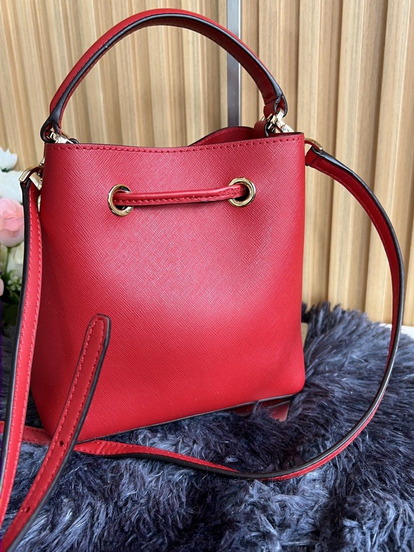 Michael kors (Category: Cross-body Bags) located in Lipa City. Submitted by thyra06 (Listing ID 1465029038, Image 3). Description: Mk bucket good as ne.