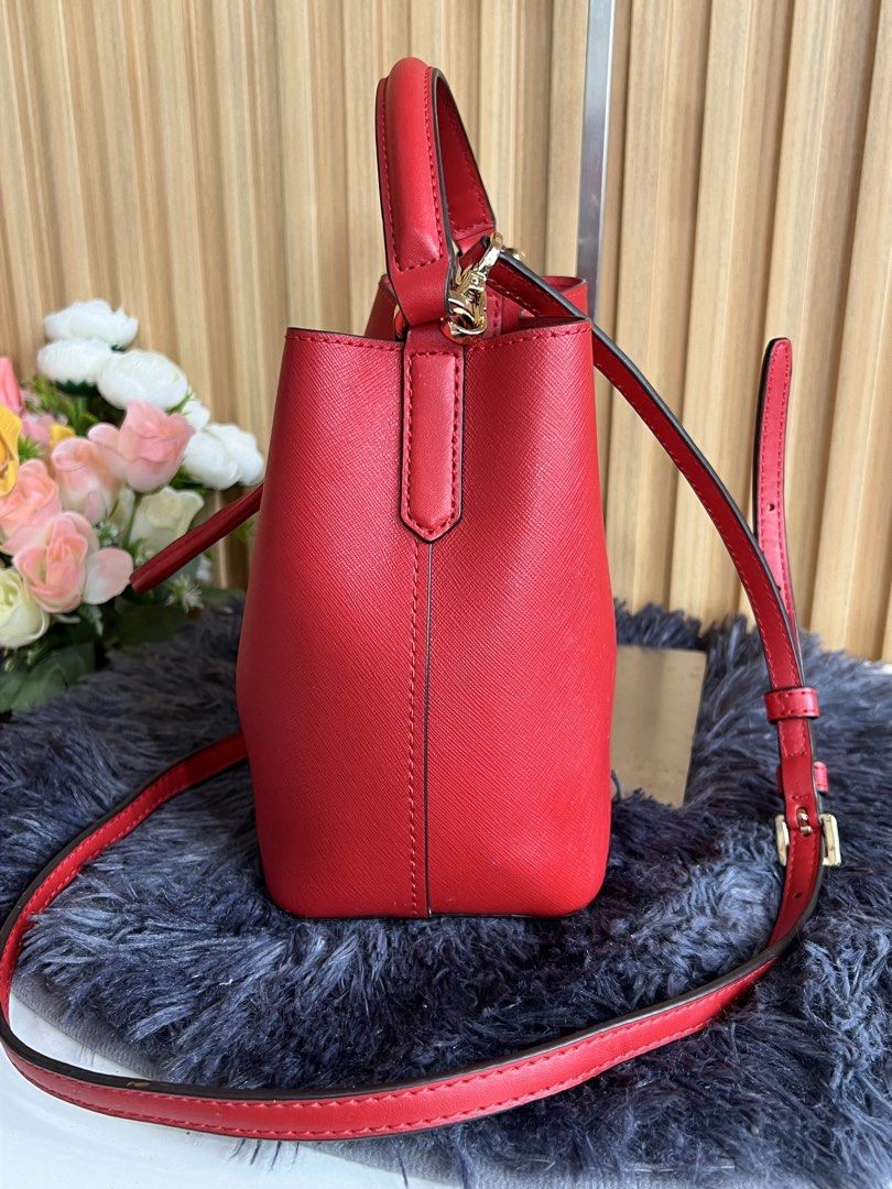 Michael kors (Category: Cross-body Bags) located in Lipa City. Submitted by thyra06 (Listing ID 1465029038, Image 2). Description: Mk bucket good as ne.