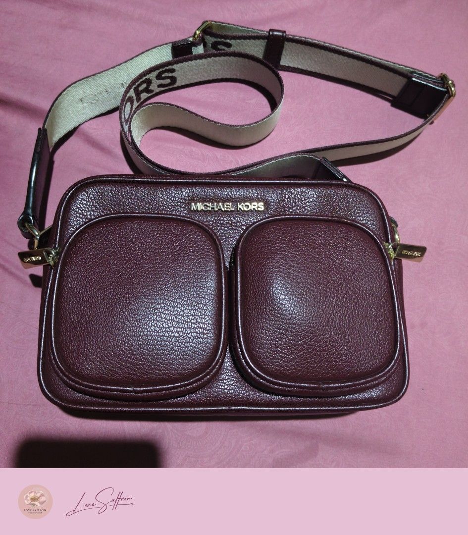 Michael Kors Bolso Jet Set Bag (Category: Luxury Bags & Wallets) located in Cavite. Submitted by Love.Saffron (Listing ID 1465162050, Image 1). Description: MK bag 1800 only with Michael Kors Paper Bag bag only no coin and Airpods chain no bakbak signs of usage only dasma cavite loc..
