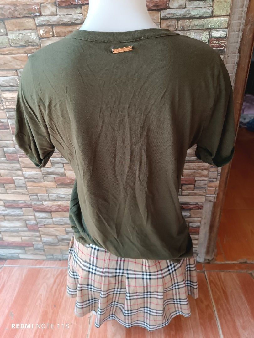 Michael Kors Green T-Shirt (Category: Shirts) located in Gapan. Submitted by thrift2heaven (Listing ID 1465089502, Image 3). Description: - Brand: Michael Kors - Size: Medium (M) - Color: Green - Neckline: V-neck with chic gold-tone hardware accents - Sleeves: Short sleeves with rolled cuffs - Fit: Classic fit with good stretch - Material/Origin: Clean fabric, made in Vietnam - Condition: Excellent, easy to pair with any casual outfit.