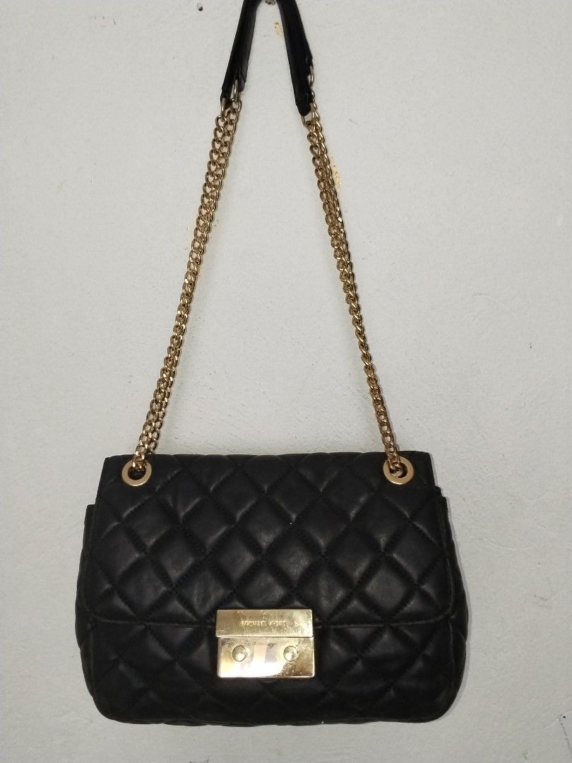 Micheal Kors 2way (Category: Cross-body Bags) located in Cavite. Submitted by bagssection04 (Listing ID 1465014138, Image 1). Description: 2way Micheal Kors Quilted Black semi medium kaya long wallet.