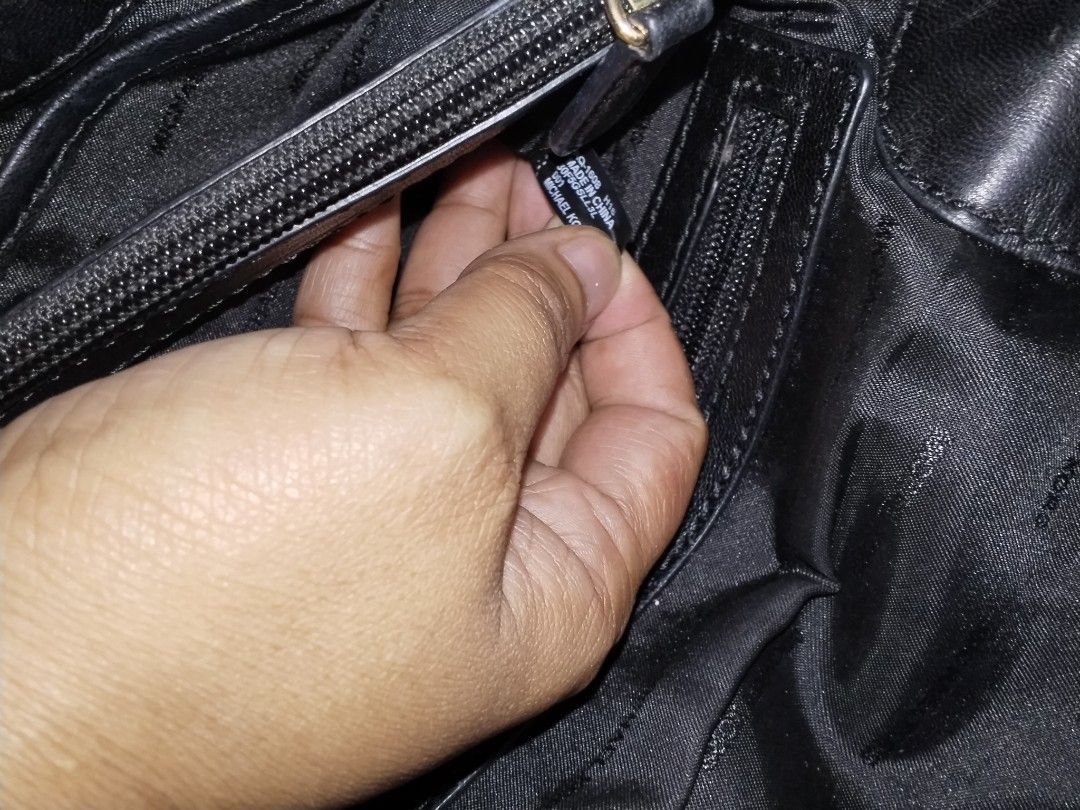 Micheal Kors 2way (Category: Cross-body Bags) located in Cavite. Submitted by bagssection04 (Listing ID 1465014138, Image 2). Description: 2way Micheal Kors Quilted Black semi medium kaya long wallet.