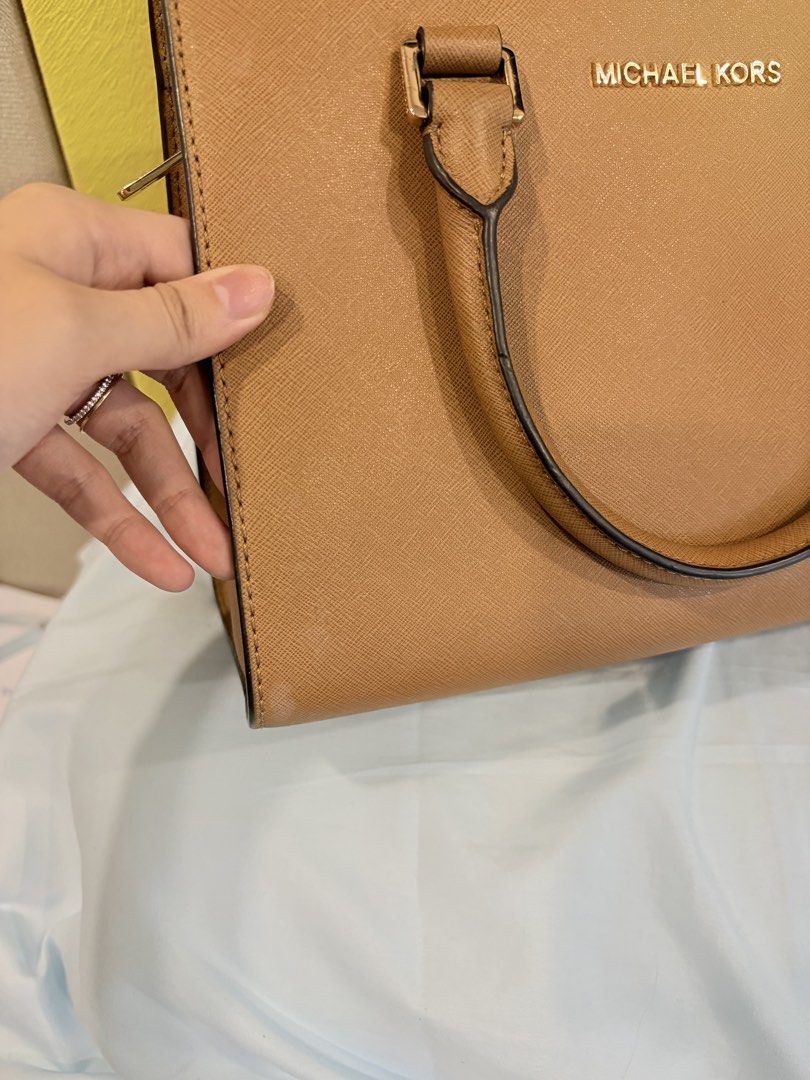 Micheal Kors vintage front handle bag authentic good condition (Category: Luxury Bags & Wallets) located in Manila. Submitted by collectclub (Listing ID 1465050741, Image 3). Description: Lalamove only within manila bag too big to package DM FOR MORE PHOTOS OF CONDITION.