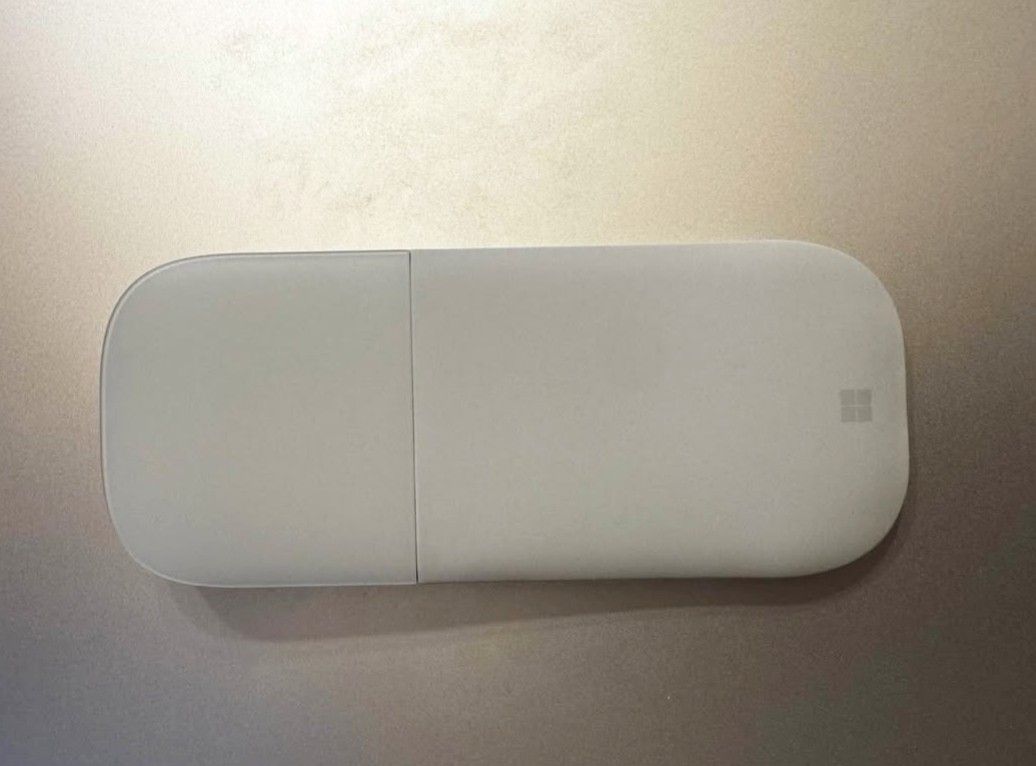 Microsoft Arc Mouse (Category: Mouse & Mousepads) located in San Joaquin. Submitted by georjuls (Listing ID 1465019734, Image 2). Description: New. Still in the box and used for less than 5 minutes..
