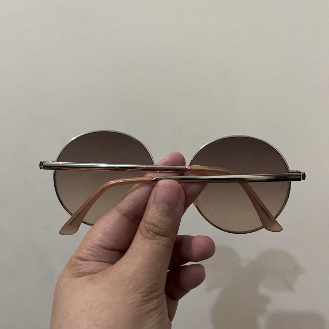 Miniso Round Gradient Sunglasses Gold Frame (Category: Sunglasses & Eyewear) located in San Pedro. Submitted by rainyydayy (Listing ID 1465114955, Image 2). Description: - Style: Trendy round sunglasses with gold-tone frames - Lenses: Stylish gradient brown lenses - Design: Thin metal top bar with comfortable plastic nose pads and translucent temples - Fit: Lightweight and perfect for daily use.