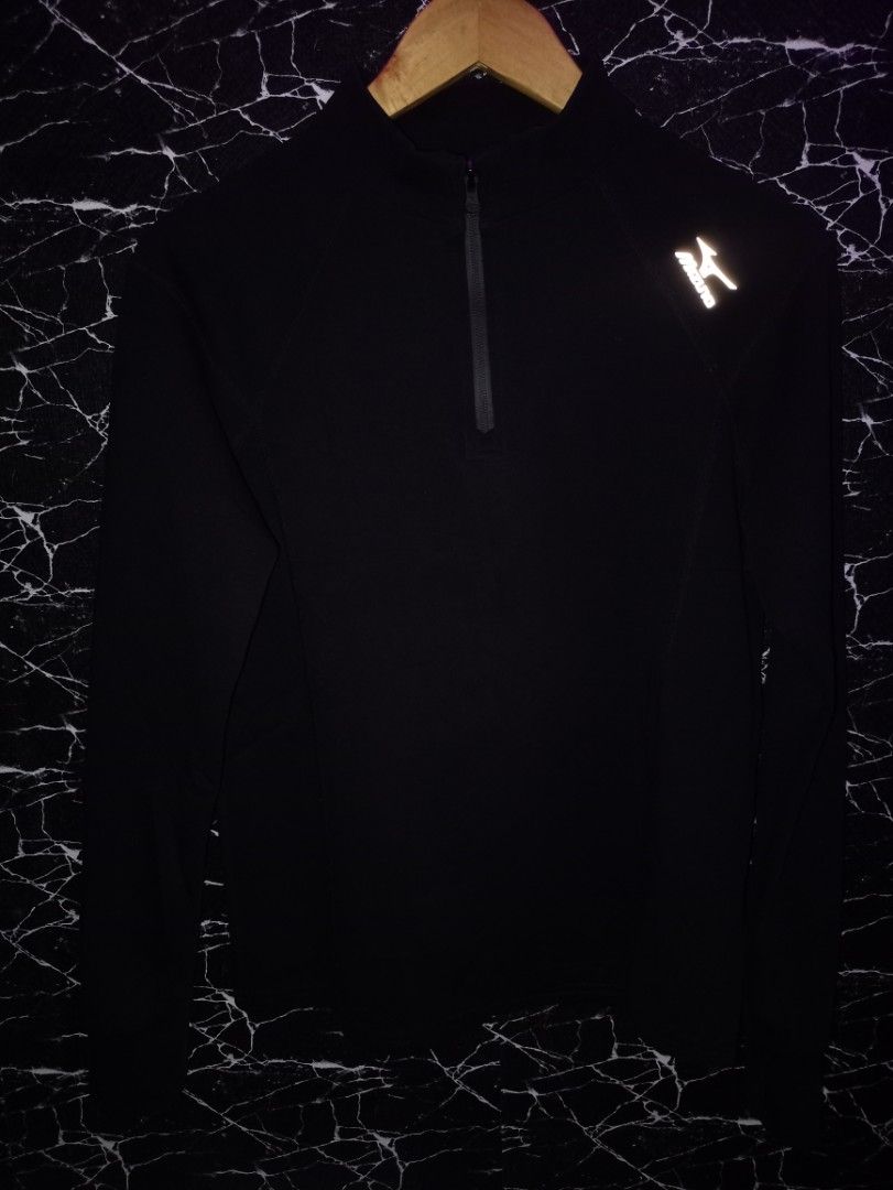 Mizuno Black Half Zip Running Top (Category: Activewear) located in Manila. Submitted by naixhrift (Listing ID 1465028484, Image 1). Description: Mizuno Half Zip Reflectorized Running Top Size Small For Women Length 25 Width 20 800 plus ship jnt courier payment on gcash .