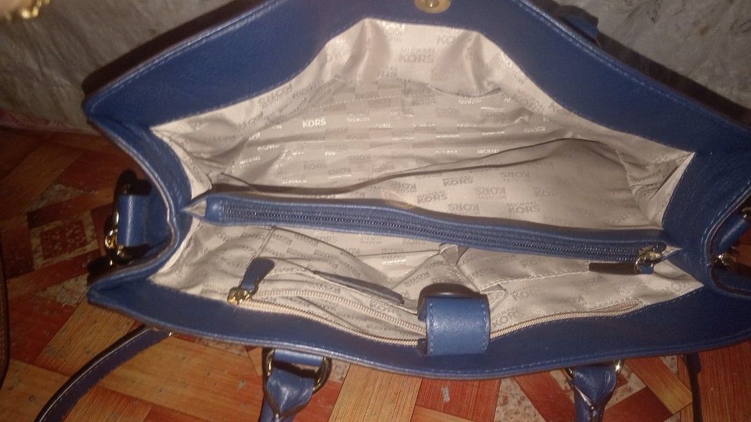 Mk Hamilton (Category: Luxury Bags & Wallets) located in Manila. Submitted by akijemcollection (Listing ID 1465027000, Image 3). Description: What you see is what you get. -sell as is.