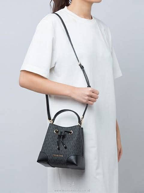 MK Mercer Small Bucket bag (Category: Cross-body Bags) located in Pasig City. Submitted by chamelvillanueva (Listing ID 1464983078, Image 1). Description: -MK Mercer Small Bucket bag -mono black color design -with short handle and removable long strap -tag/care card included -free CC provided dust bag •ALL items open for layaway 2 months •DISCOUNT for cash/full payment.