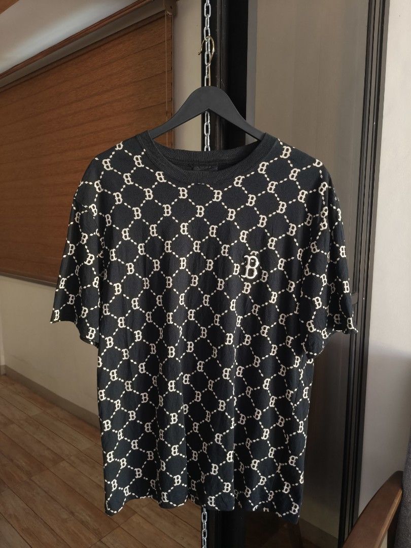 MLB Boston Monogram Oversized Tee T-shirt (Category: Tshirts & Polo Shirts ) located in Siniloan. Submitted by wingedwardrobe (Listing ID 1465002060, Image 1). Description: Trendy black oversized t-shirt with all-over cream Boston B monogram chain print, embroidered B logo on chest, soft cotton and streetwear / Korean inspired fit. 📢 𝐒𝐇𝐎𝐏 𝐑𝐄𝐌𝐈𝐍𝐃𝐄𝐑𝐒 📢 - 𝐒𝐢𝐳𝐞𝐬 𝐚𝐫𝐞 𝐚𝐩𝐩𝐫𝐨𝐱𝐢𝐦𝐚𝐭𝐞. 𝐏𝐥𝐞𝐚𝐬𝐞 𝐦𝐚𝐧𝐚𝐠𝐞 𝐲𝐨𝐮𝐫 𝐞�