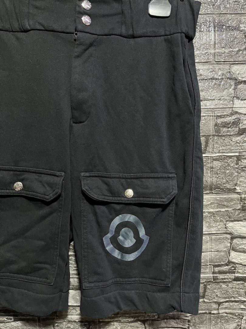 Moncler Cargo Sweat Short (Category: Luxury Apparel) located in Manila. Submitted by flex_curation (Listing ID 1465134727, Image 2). Description: 30-34W 20L IN VERY GOOD CONDITION BACOOR CAVITE LOC.