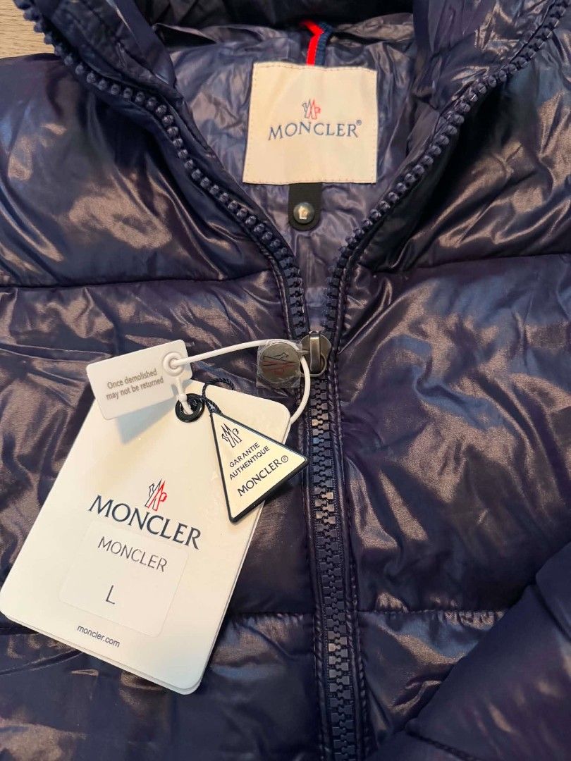Moncler Puffer Jacket (Category: Luxury Apparel) located in General Trias. Submitted by hungariancheesecake (Listing ID 1465088723, Image 3). Description: Large on Tag.