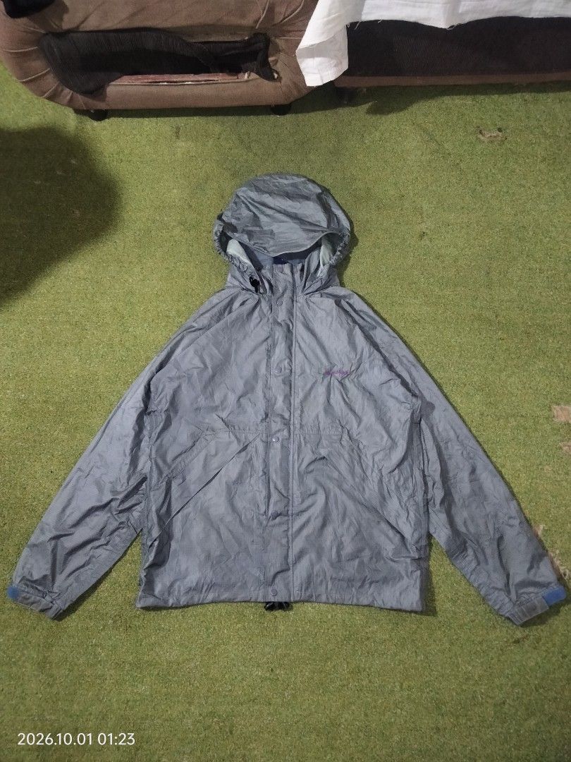Mont-bell Gore-tex Packable Hood (Category: Coats, Jackets and Outerwear) located in Caloocan City. Submitted by haruconcep52476 (Listing ID 1465138369, Image 2). Description: Dimensions W22×L27.5 Good condition Color rate 9 Issue need wash Fresh from bale 850 or best offer.
