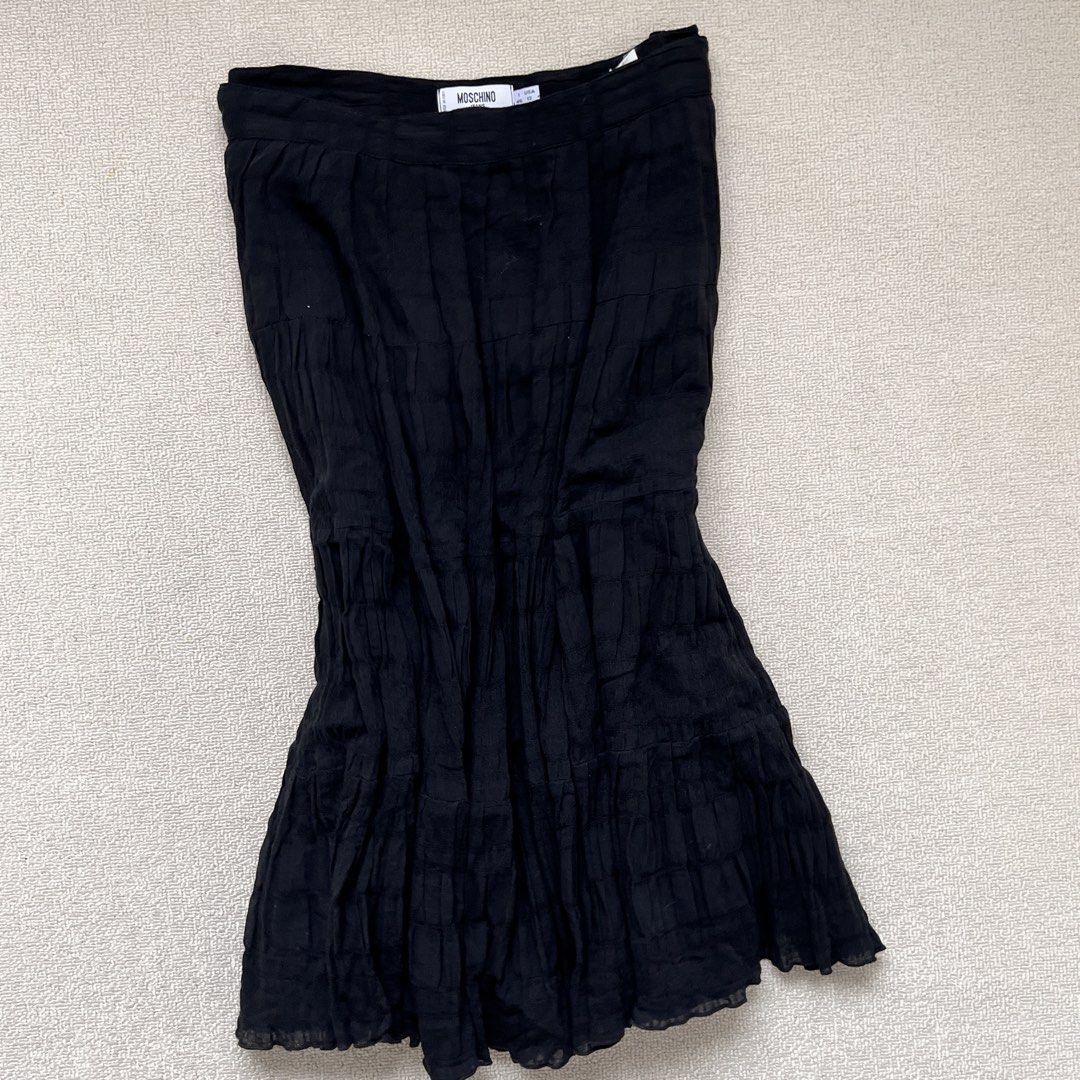 moschino whimsy black layered midi skirt (Category: Luxury Apparel) located in Limay. Submitted by budolfindsrawrawr (Listing ID 1465082272, Image 2). Description: m0schin0 whimsy black layered midi skirt - w31/32 h22 l26 - in excellent condition .