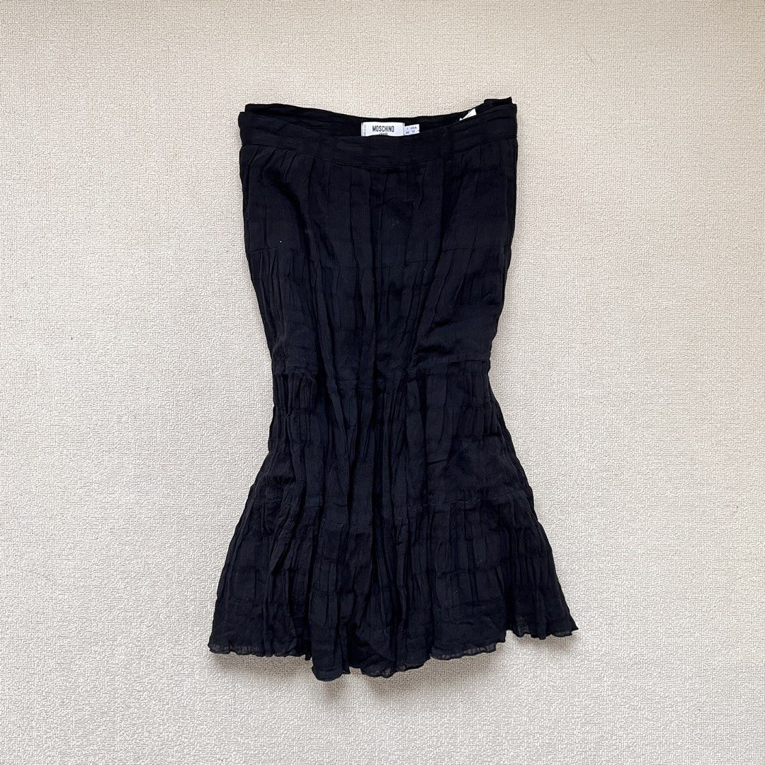 moschino whimsy black layered midi skirt (Category: Luxury Apparel) located in Limay. Submitted by budolfindsrawrawr (Listing ID 1465082272, Image 1). Description: m0schin0 whimsy black layered midi skirt - w31/32 h22 l26 - in excellent condition .